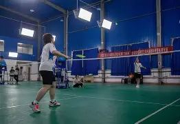开云-羽毛球赛场再起风云：南城鲨队队守住胜果漠南独角兽队，脚步移动更到位二次进攻频频奏效